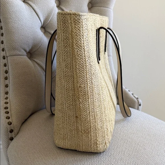 Isabelle Large Straw Zippered Tote with Interior Pockets - Picture 5 of 15